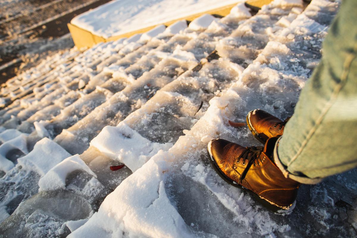 чем посыпать дорожки в гололед