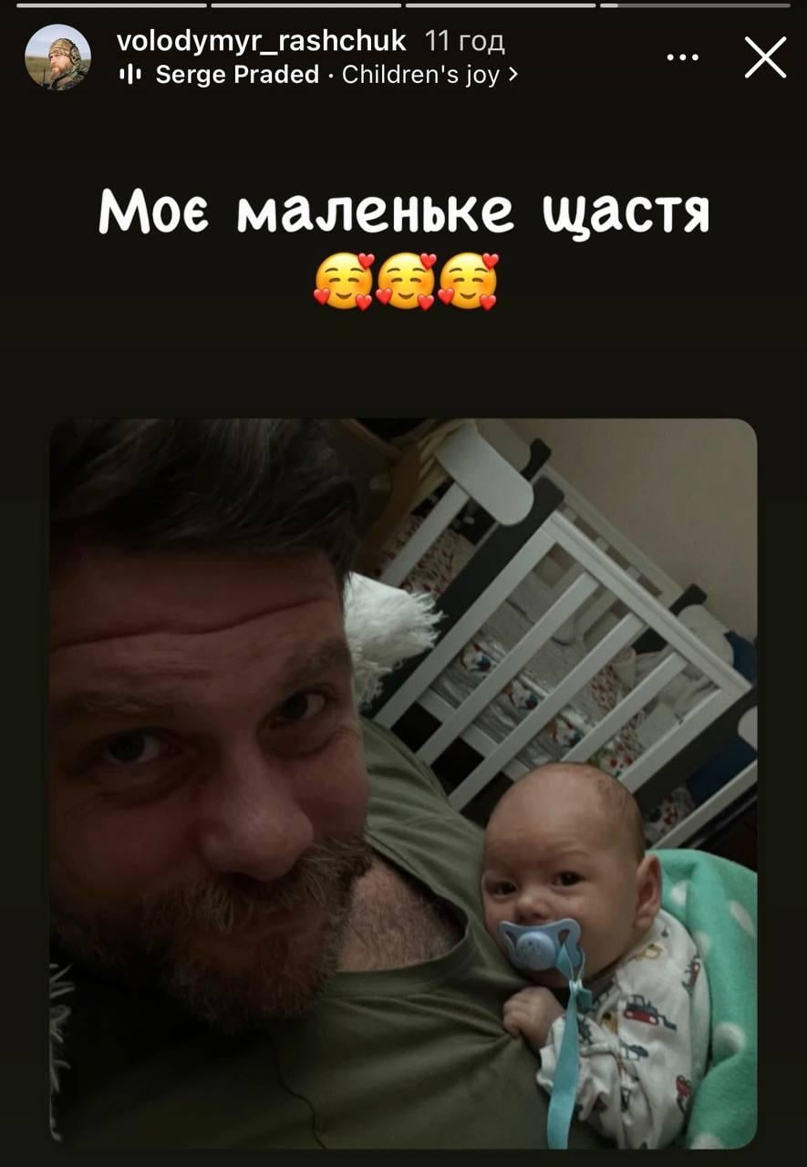 Известный актер-воин впервые показал лицо 3-месячного сына (фото)