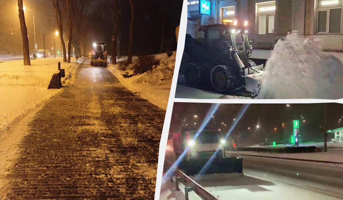 Київ потужно засипає снігом: людей просять бути обачними (відео) Київ потужно засипає снігом: людей просять бути обачними (відео)