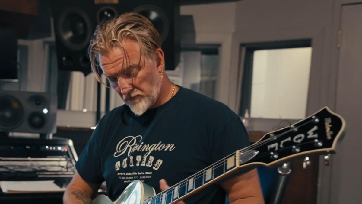 Богослужение в разрушенном храме: новый клип 'Капеллан' от Культурных сил (видео)