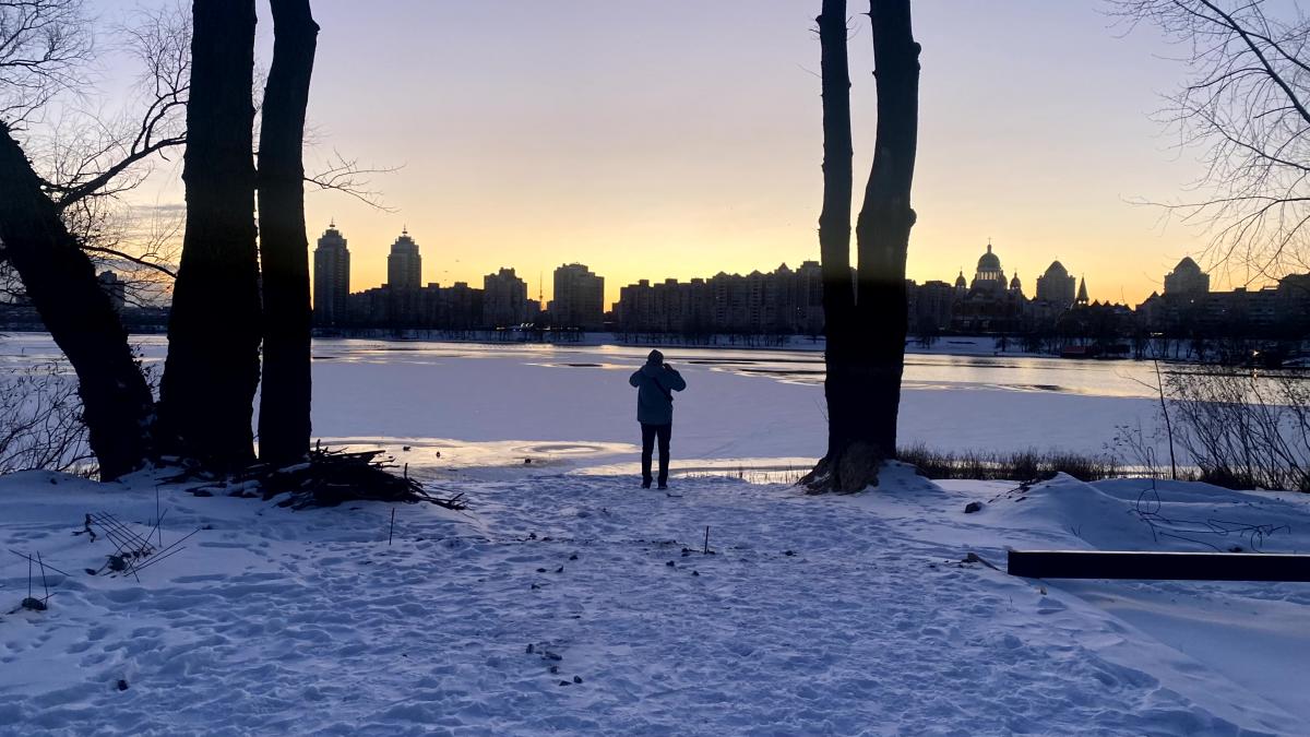 'Доведеться спати в одязі': Київ занурився у холод і темряву через обстріли Росії, - CNN