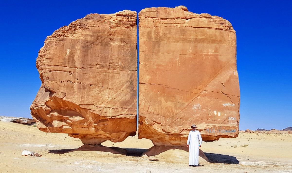 Розрізаний ніби лазером: вчені не змогли розгадати таємницю каменю Аль-Наслаа Розрізаний ніби лазером: вчені не змогли розгадати таємницю каменю Аль-Наслаа
