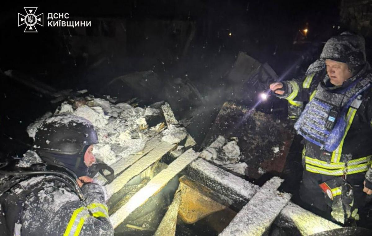 В Киевской области после вражеского удара спасли семью (видео)