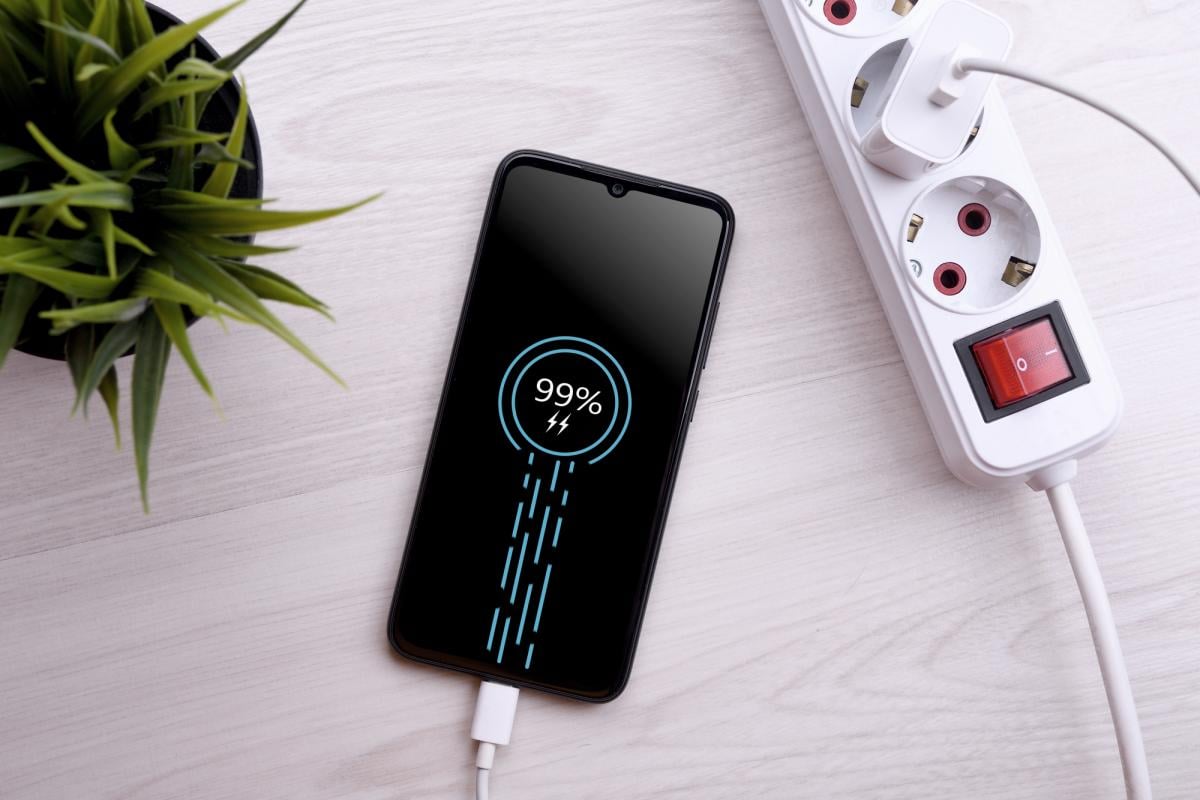 Припиніть заряджати телефон від ноутбука: чому це погана ідея