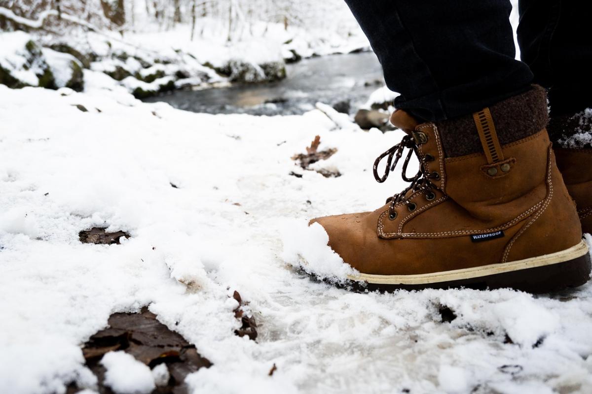 Come eliminare le macchie di sale dalle scarpe in inverno: consigli pratici per ogni materiale