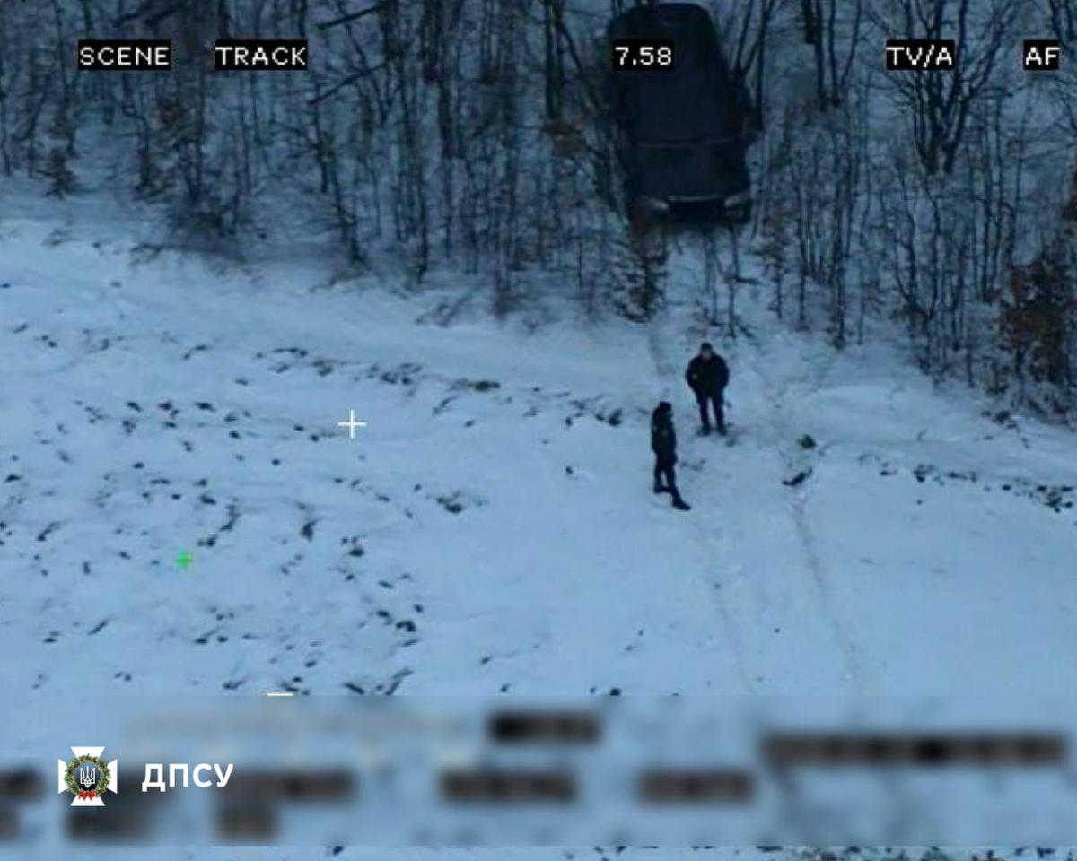 На Буковине 'Рендж Ровер' пытался прорваться в Румынию: травмирован пограничник На Буковине 'Рендж Ровер' пытался прорваться в Румынию: травмирован пограничник