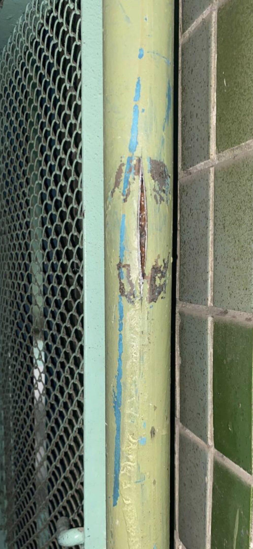 У Києві через відсутність опалення розриває труби, на вікнах квартир з'явився лід (фото)