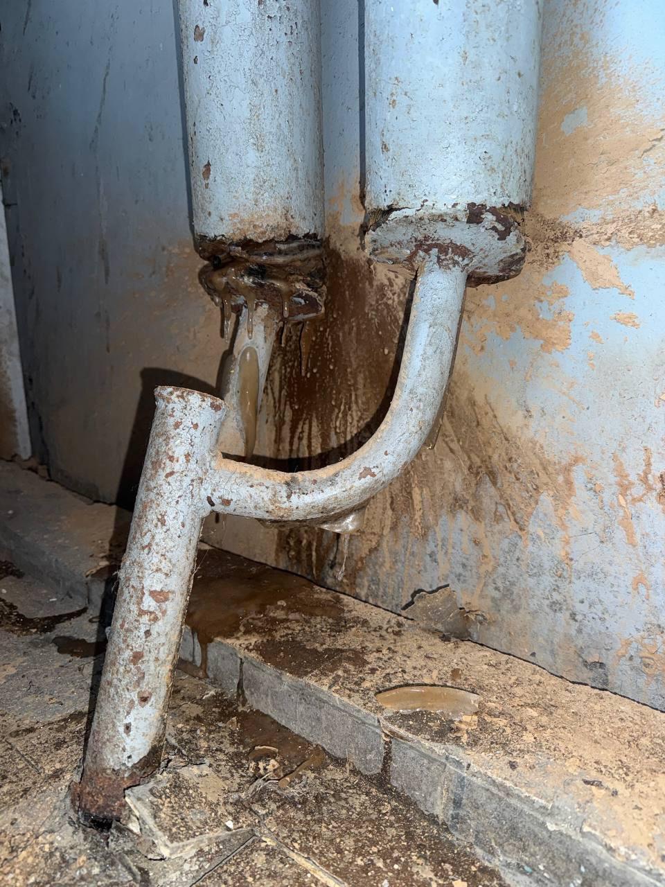 У Києві через відсутність опалення розриває труби, на вікнах квартир з'явився лід (фото)