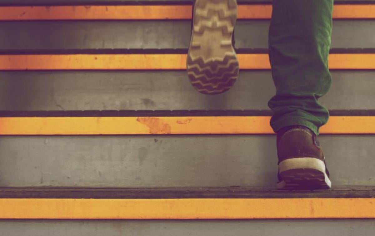 Задишка при підйомі сходами: лікарі поділилися, чи це нормально