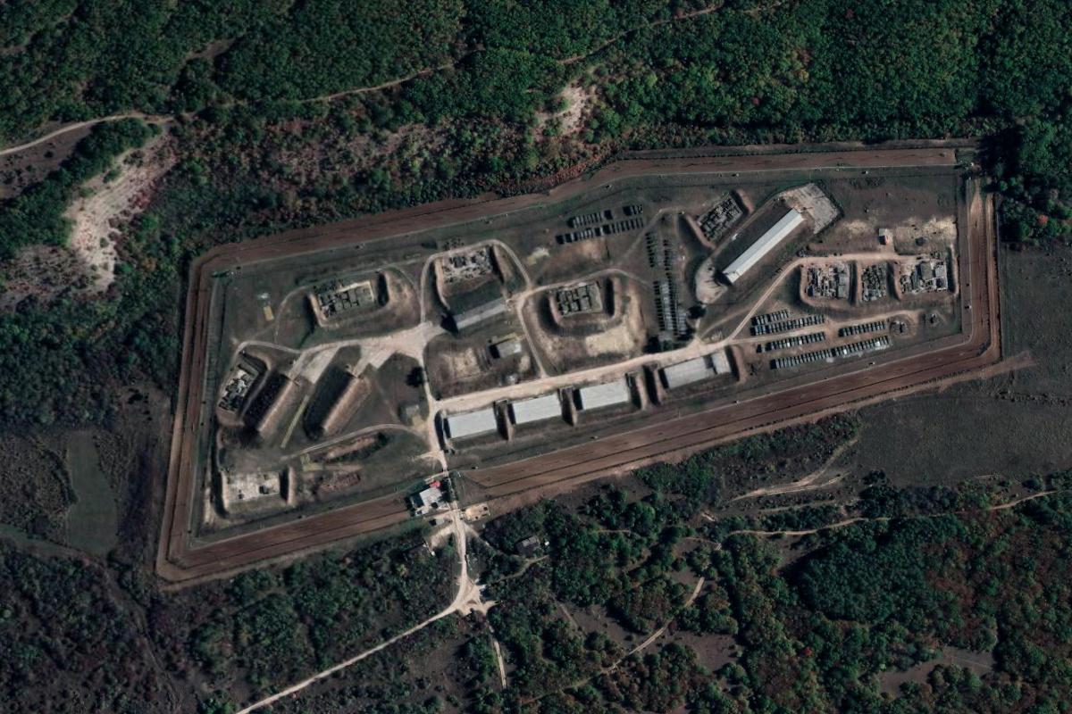 Foto satellitari confermano la distruzione di un deposito di munizioni antartigliere in Crimea all’inizio di gennaio