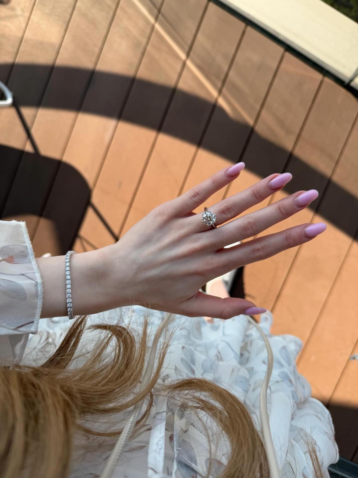 Зірка серіалу 'Школа' засвітила діамантову каблучку від нового обранця (фото)