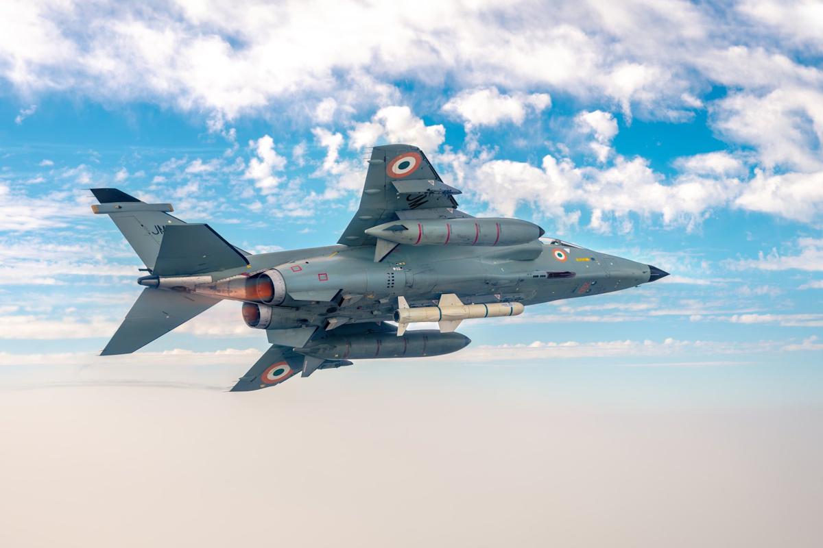 Индия скупает по всему миру никому не нужные 60-летние самолеты: стало известно, зачем