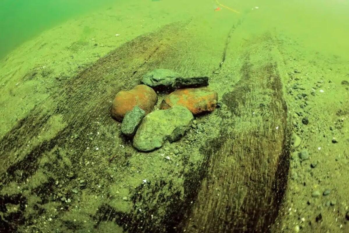 Археологи нашли на дне озера доисторические каноэ, которые старше пирамид (фото)