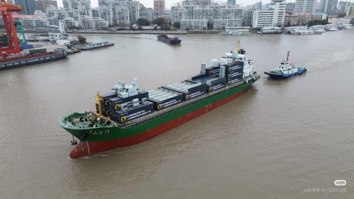 Небезпечний сигнал: Китай вивів у море унікальний бойовий контейнеровоз з купою зброї