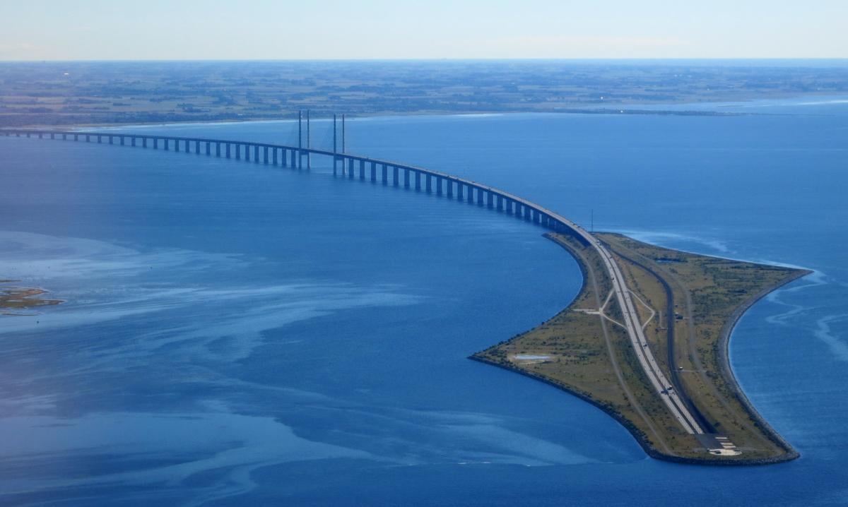 Здається, ніби зникає під водою: у чому секрет 'зникаючого' мосту між двома країнами (відео)