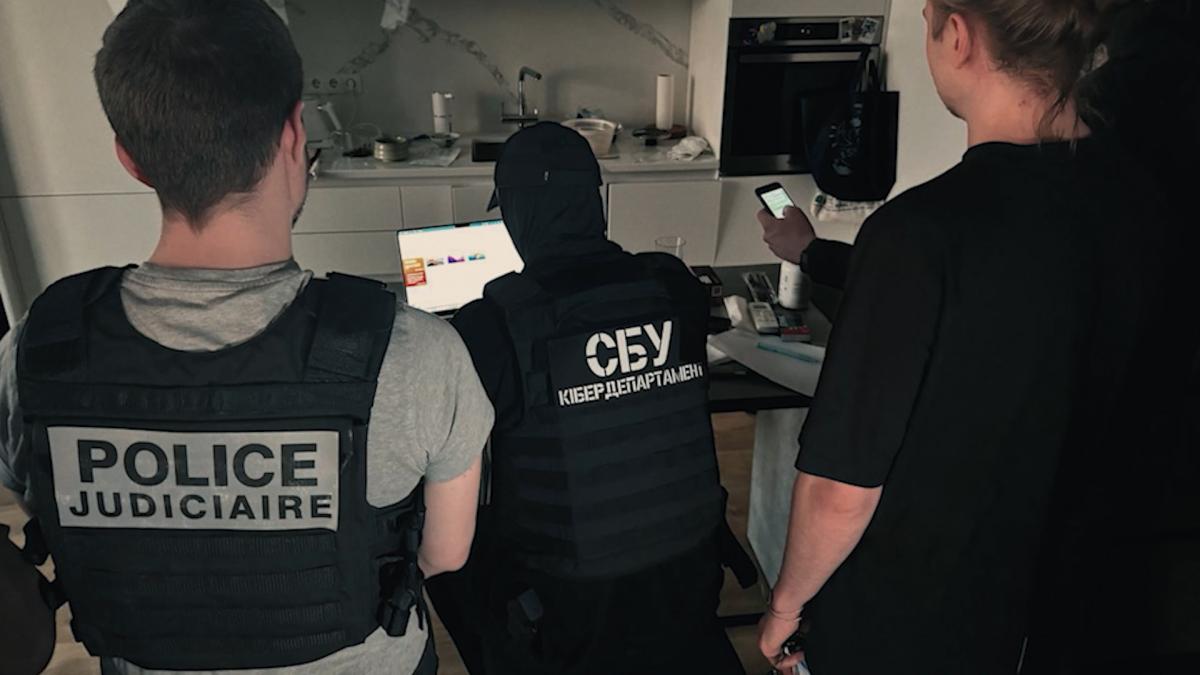 Як Україна тримає удар у першій у світі кібервійні: 2+2 покаже документальний фільм 'Кіберщит України'