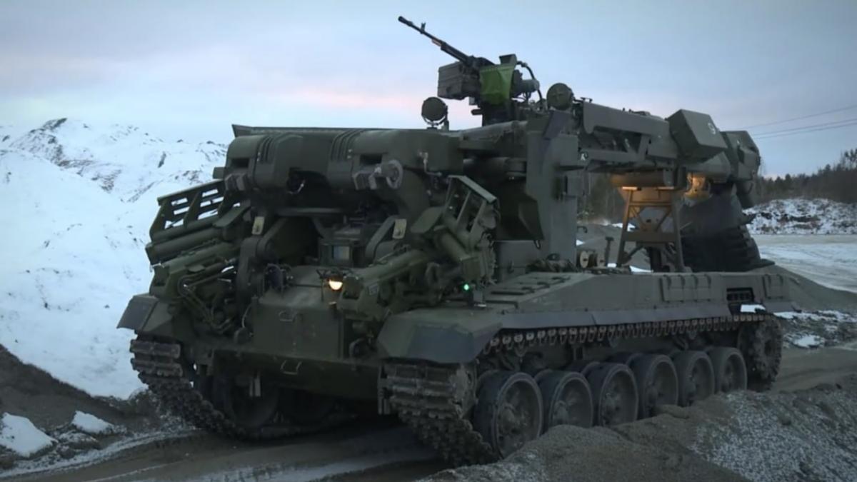 Армии оккупантов передали партию 'незаменимых' для наступления инженерных танков (видео)