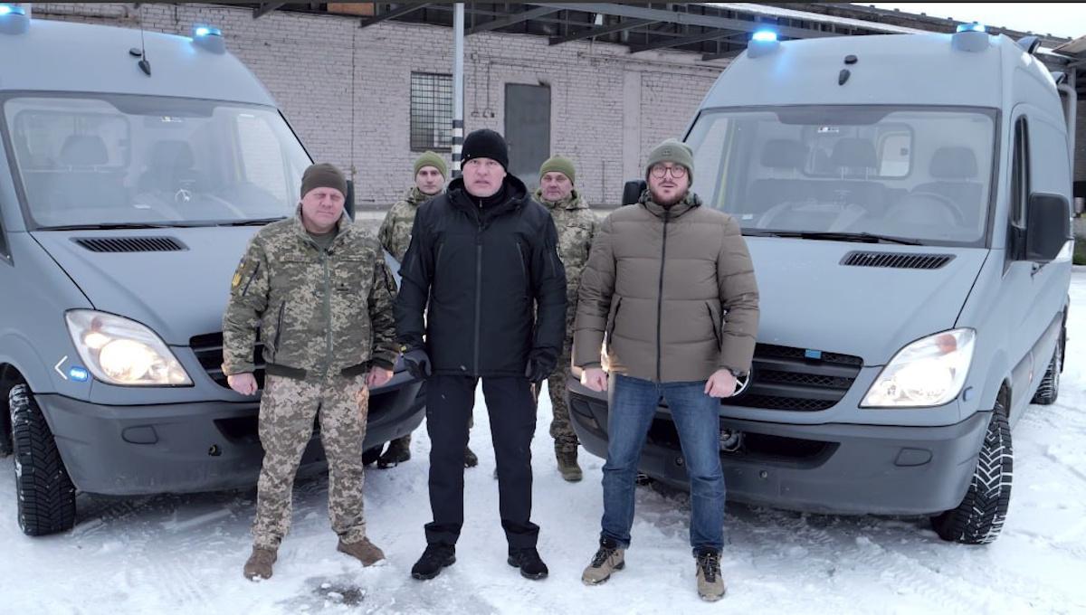Волонтеры 'Украинской команды' передали машину 'скорой помощи' 20 армейскому корпусу