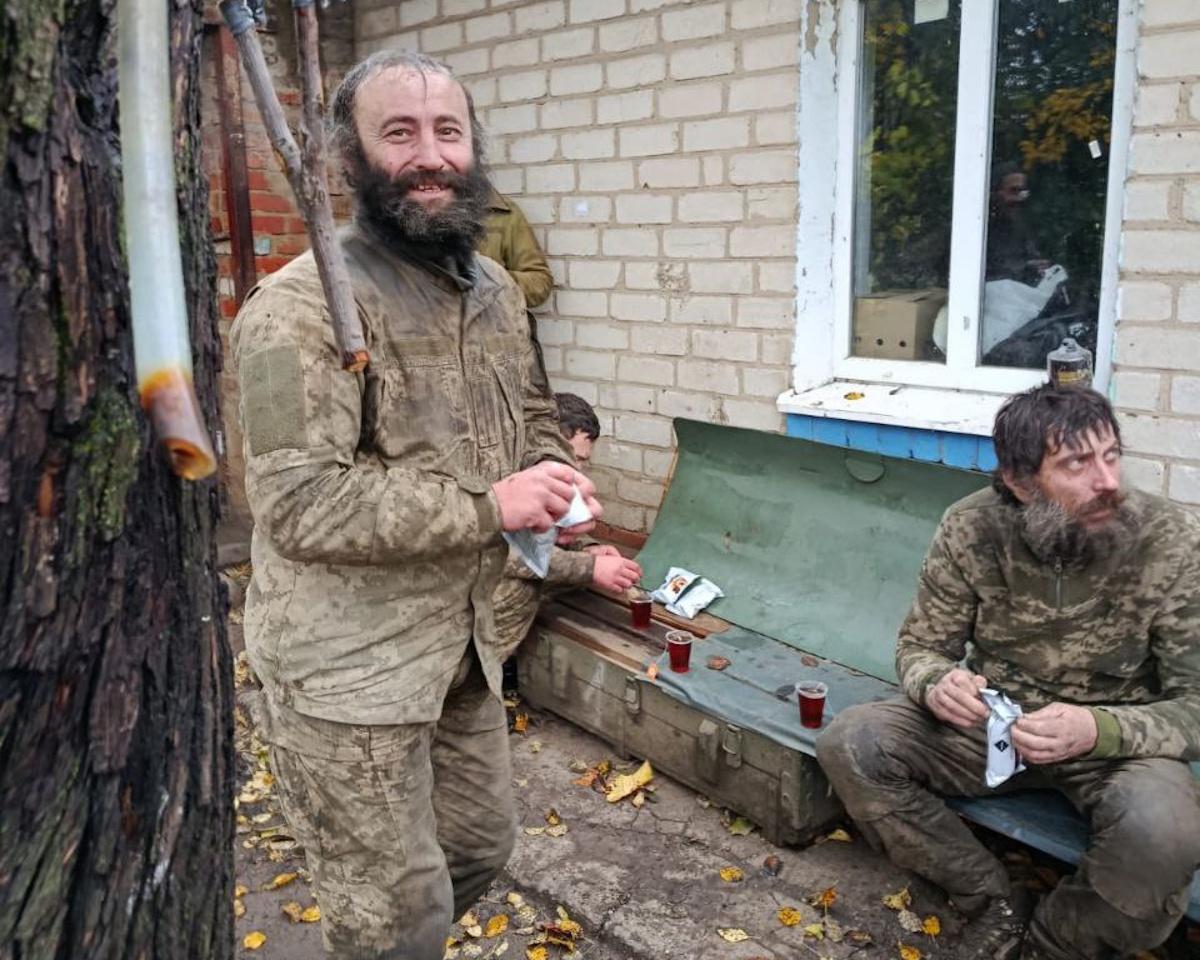 'Майже пів року на позиціях без ротації далося дуже складно, але є ті, хто тримаються по 200 і навіть 400 днів', – боєць ТрО Олександр Тішаєв