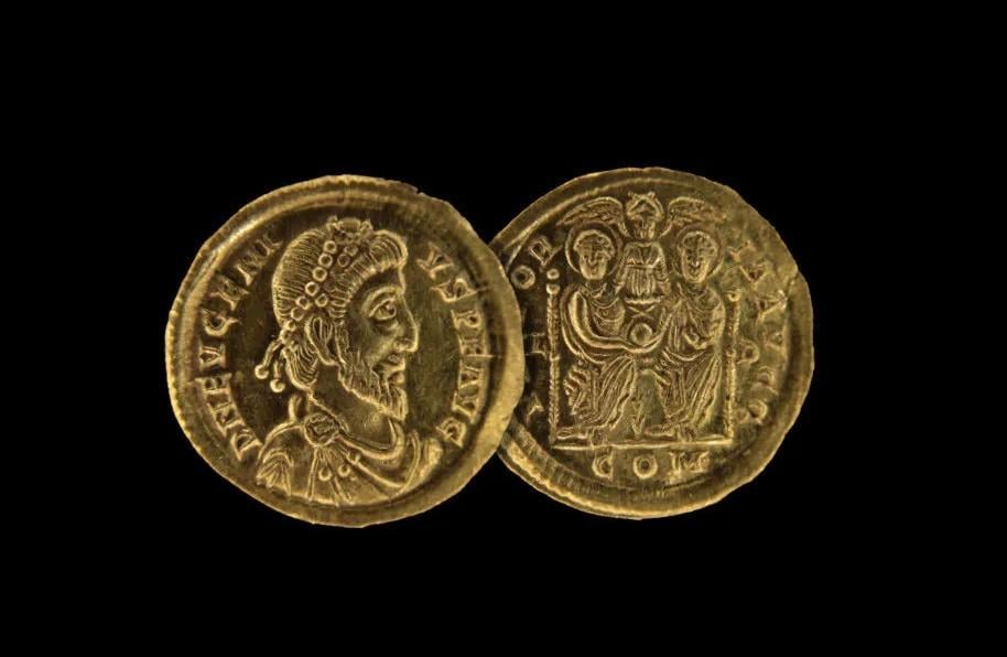 Стоят целое состояние: ученые обнаружили золотые монеты с изображением незаконного правителя