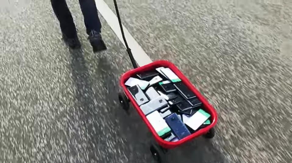 Эксперимент с 99 смартфонами обманул Google Maps и создал фейковую пробку (фото)