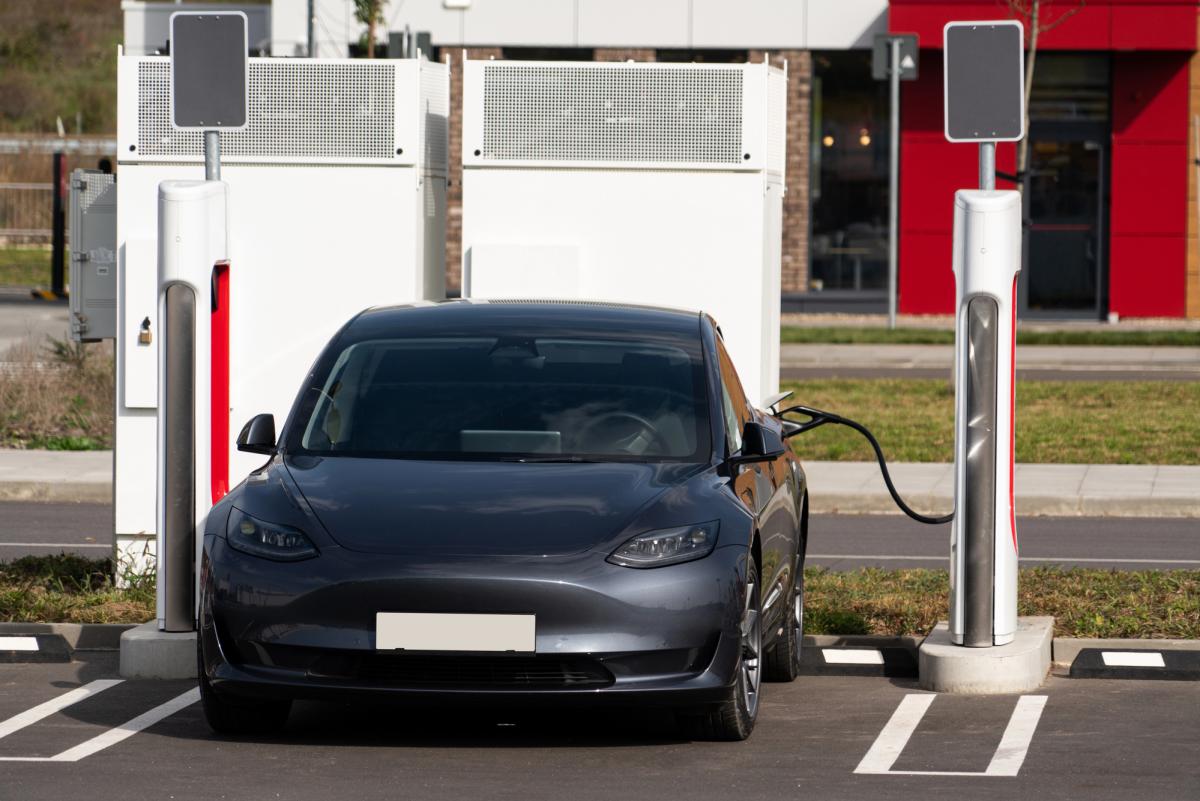 Costi di ricarica pubblica aumentano: l'auto elettrica perde vantaggio economico rispetto alla benzina