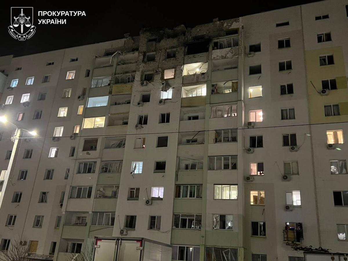 РФ вдарила по житлових будинках Харкова: кількість поранених значно зросла (фото, відео)