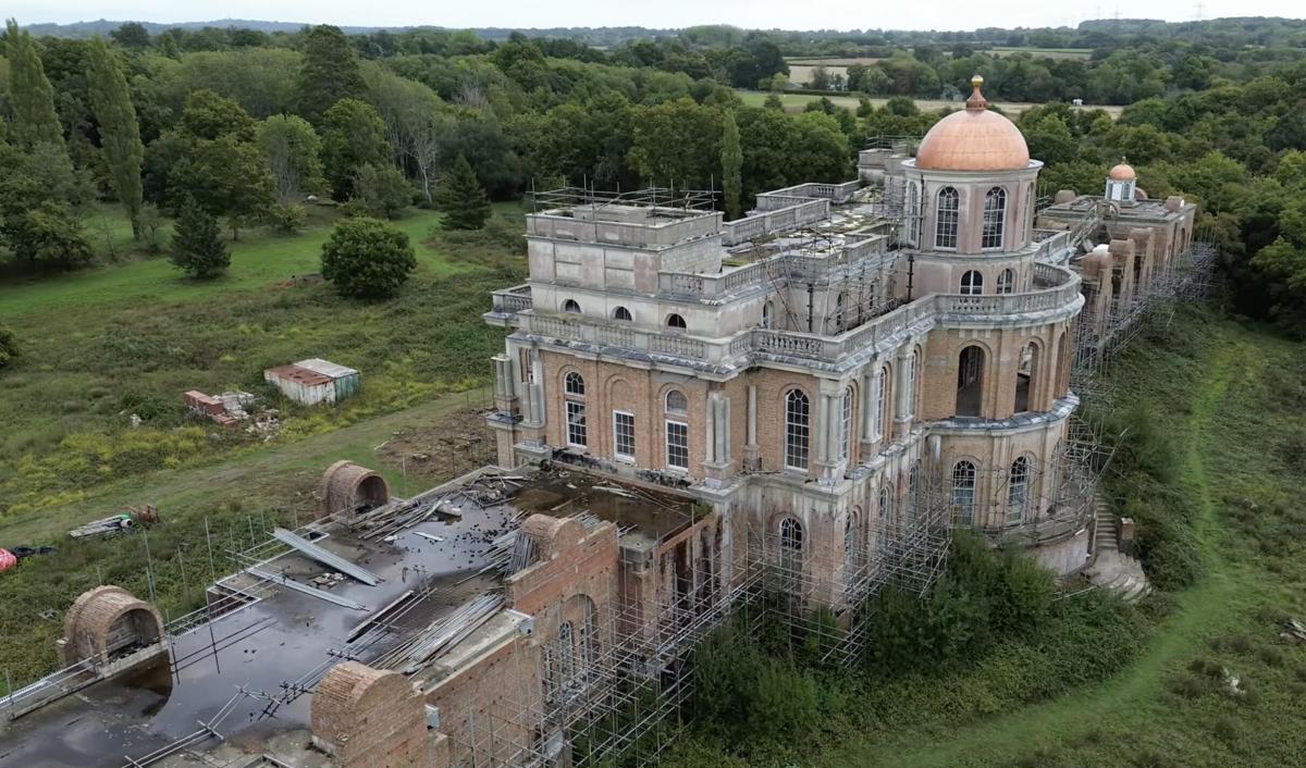 У Британії стоїть покинутий маєток, який більший за Букінгемський палац: що з ним сталося