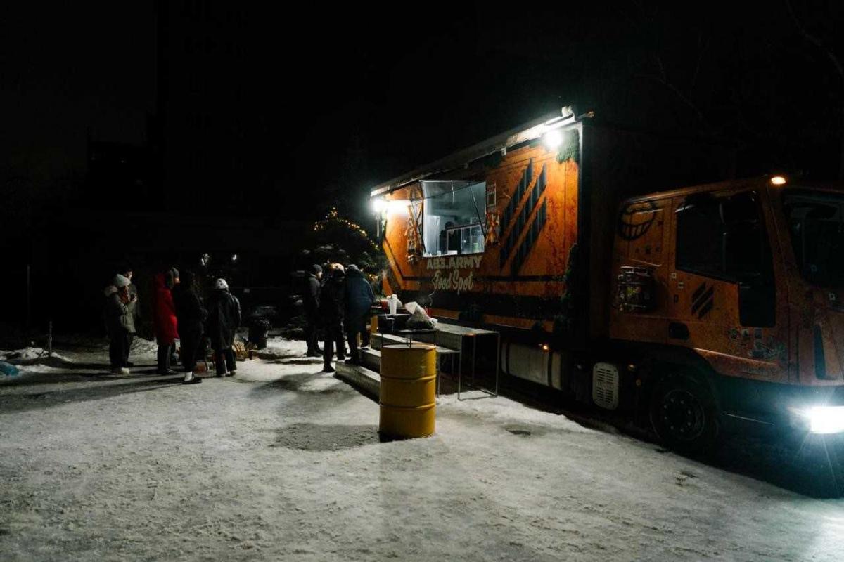 Не могли остаться в стороне: ветераны Тройки создали мобильные пункты несокрушимости для киевлян