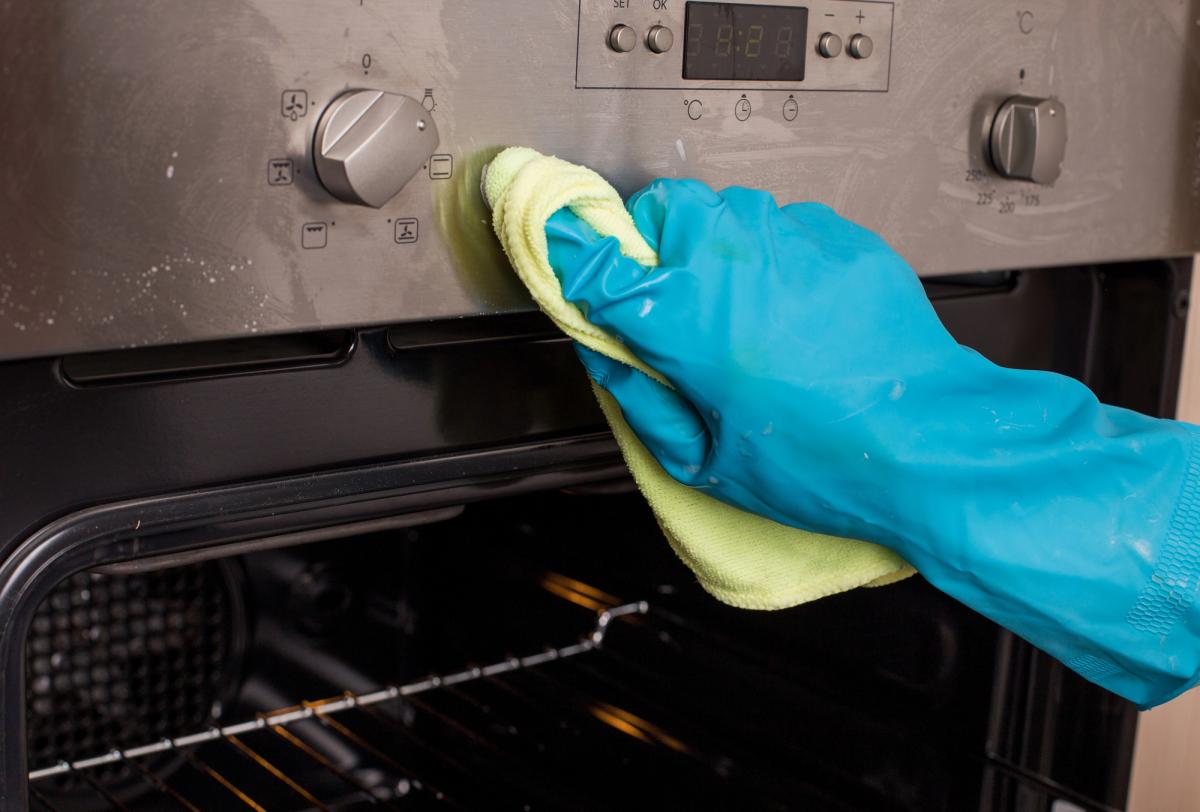 Pulire il forno con le pastiglie per lavastoviglie: un metodo semplice e efficace