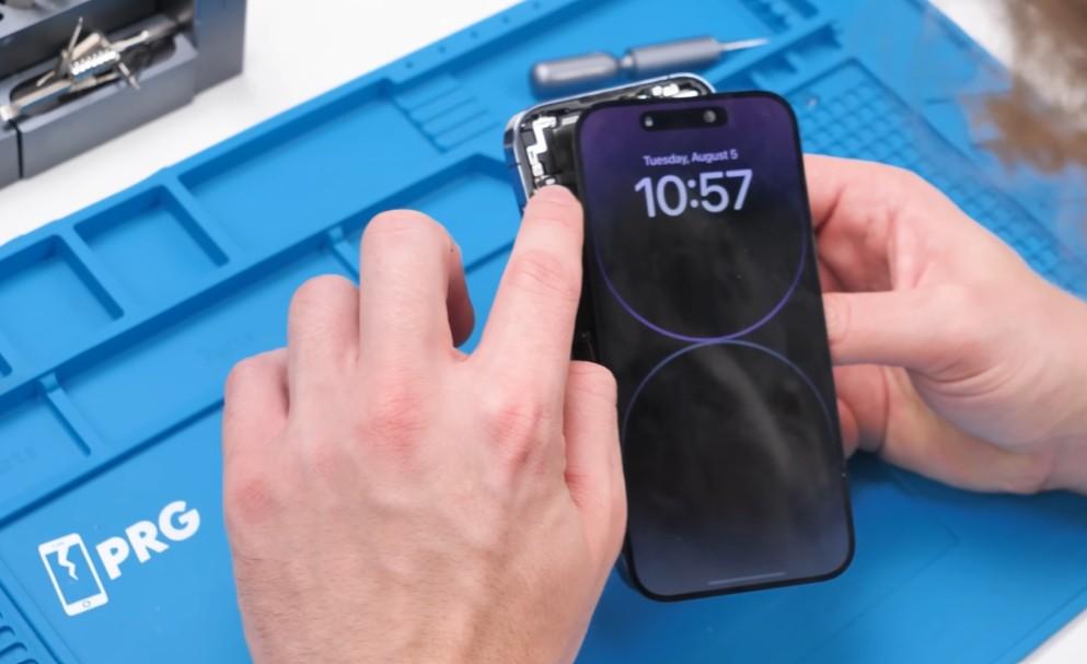 Мужчина сделал неожиданное открытие, распаковав два восстановленных iPhone с Temu