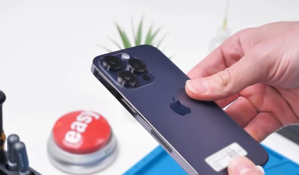 Мужчина сделал неожиданное открытие, распаковав два восстановленных iPhone с Temu
