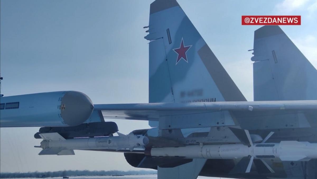 Russia impiega missili sovietici obsoleti per nuovo caccia, segnale di problemi nella produzione di R‑77 e R‑37M