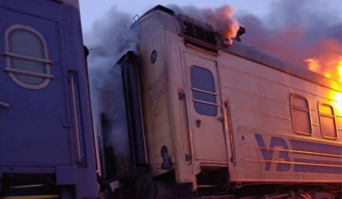 Россияне ударили 'Шахедами' по пассажирскому поезду в Харьковской области, есть раненые