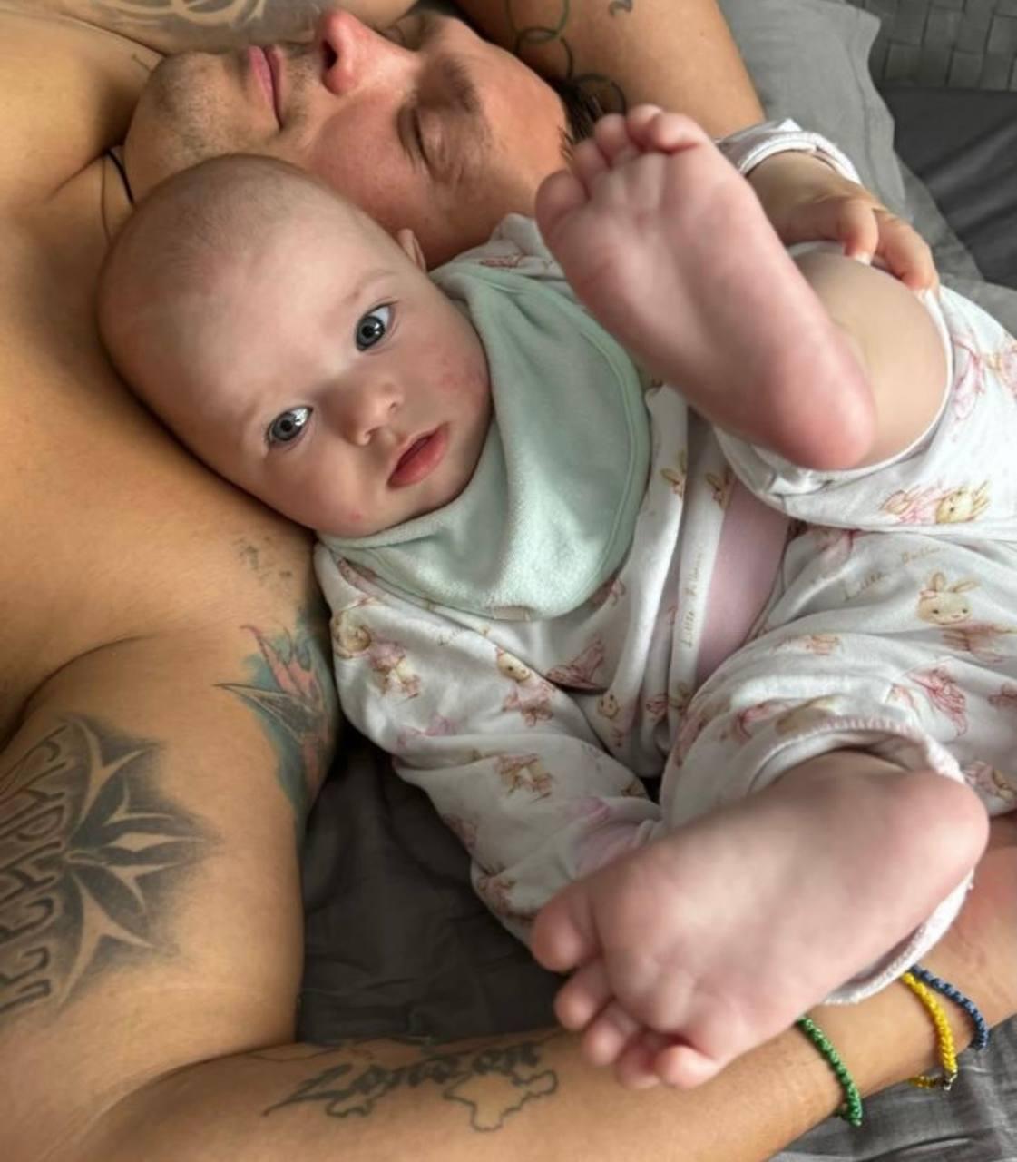 Жена Усика показала младшую дочь и поздравила ее с праздником (фото)