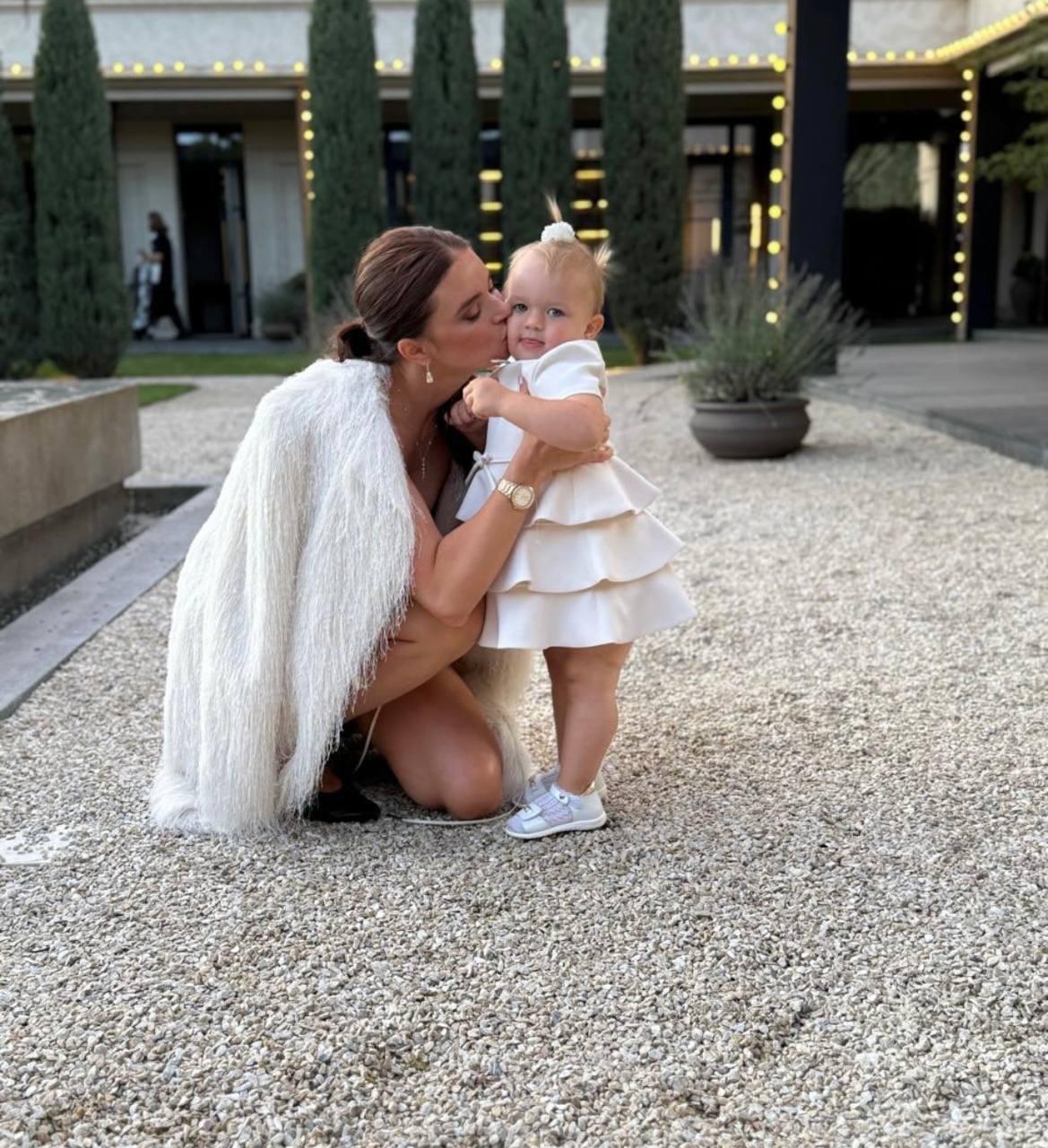 Жена Усика показала младшую дочь и поздравила ее с праздником (фото)