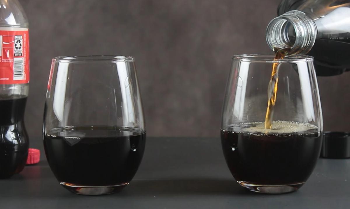 В кока-колу добавляют насекомых? Блогер воссоздал напиток в лаборатории и узнал правду