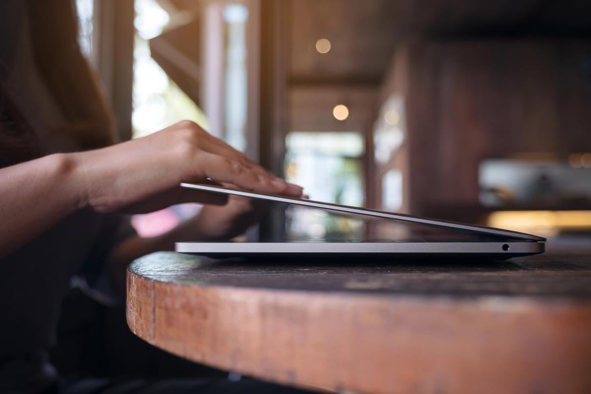 Эксперты объяснили, можно ли просто закрывать ноутбук без выключения Эксперты объяснили, можно ли просто закрывать ноутбук без выключения