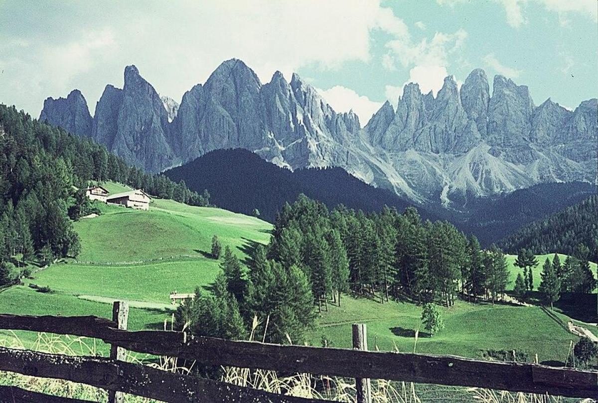 Resort italiano introduce zone riservate ai residenti per ridurre l'afflusso turistico straniero