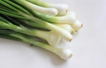 Як виростити зелену цибулю на підвіконні взимку: садівники розкрили прості правила