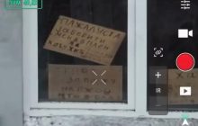 "Я хочу жити": окупант обклеїв будинок табличками з проханням здатися в полон (відео)