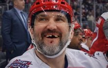 Путинист Овечкин получил клюшкой по лицу и потерял часть зуба