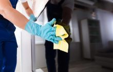 Пятна не испортят фильм: эксперт назвала неожиданное средство для чистки экрана телевизора