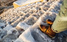 Не соль и не песок: чем лучше всего посыпать дорожки в гололед