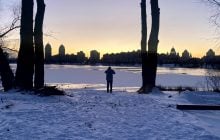 "Доведеться спати в одязі": Київ занурився у холод і темряву через обстріли Росії, - CNN