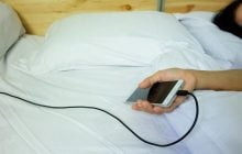 Многие делают это каждую ночь: где категорически нельзя заряжать смартфон