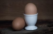 Чи можна тримати яйця на дверцятах холодильника: поширені помилки у зберіганні яєць