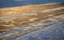 Чим посипати доріжки від льоду: експерти перелічили 9 варіантів