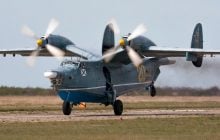 Повна архаїка: з'явилося відео бомбометання з літака-амфібії Бе-12 по українському катеру