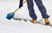 Как быстро убрать лед возле дома: эксперт раскрыл самый эффективный способ